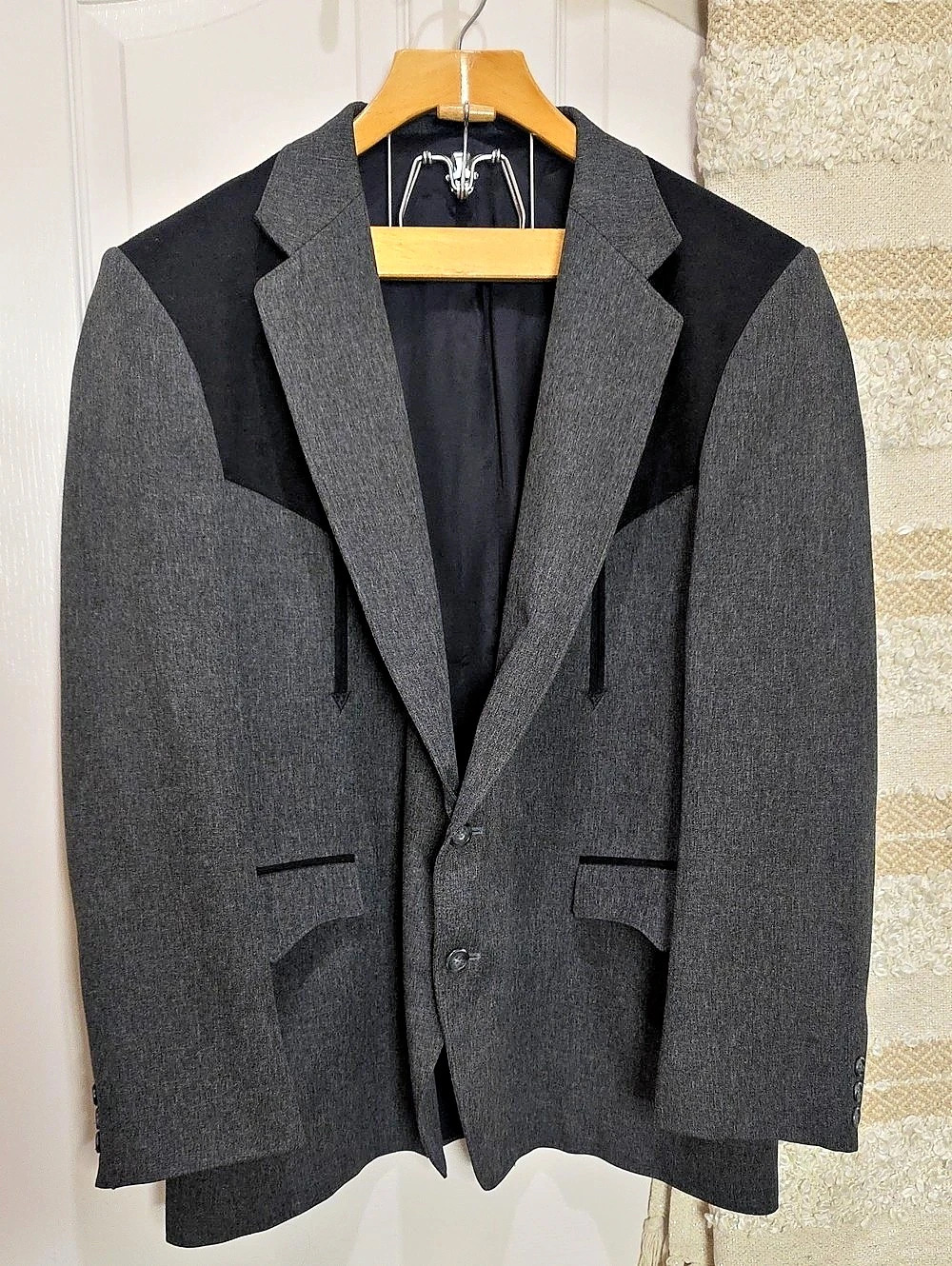 Circle S Western Color Block 2 Button Sport Coat in Gray & Black